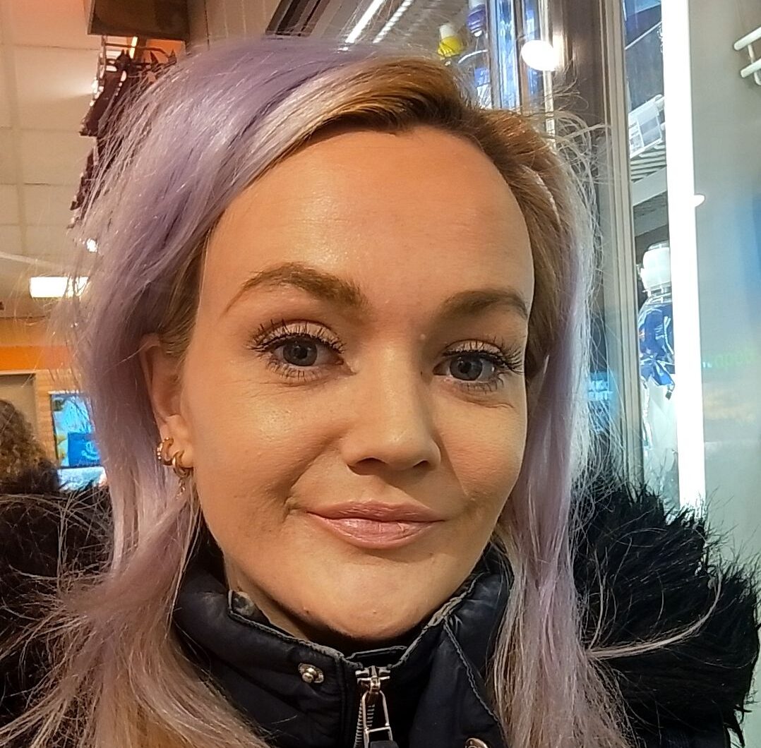 Sarah har venner. De blir også holdt utenfor.